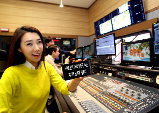 SK텔레콤은 오는 22일부터 나흘간 스페인 바르셀로나에서 열리는 '모바일 월드 콩그레스(MWC) 2016'에서 차세대 미디어 플랫폼 기술을 선보인다고 15일 밝혔다. 회사 모델이 미디어 플랫폼 기술 공개를 알리고 있다.  SK텔레콤 제공